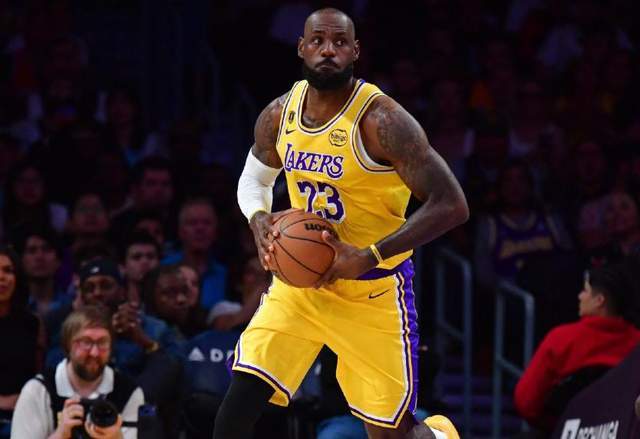 开云体育-轰21+2+5！斯玛特梦回巅峰，佩林卡签约血赚，他比电风扇强太多了