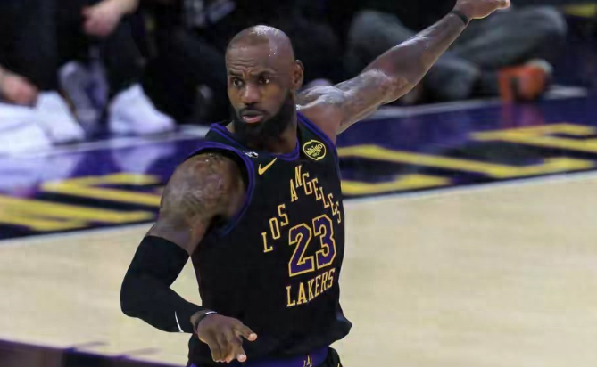 体育赛事-布朗尼爆发！湖人131-107胜爵士，詹姆斯18+4+6+3，八村塁22+10+1