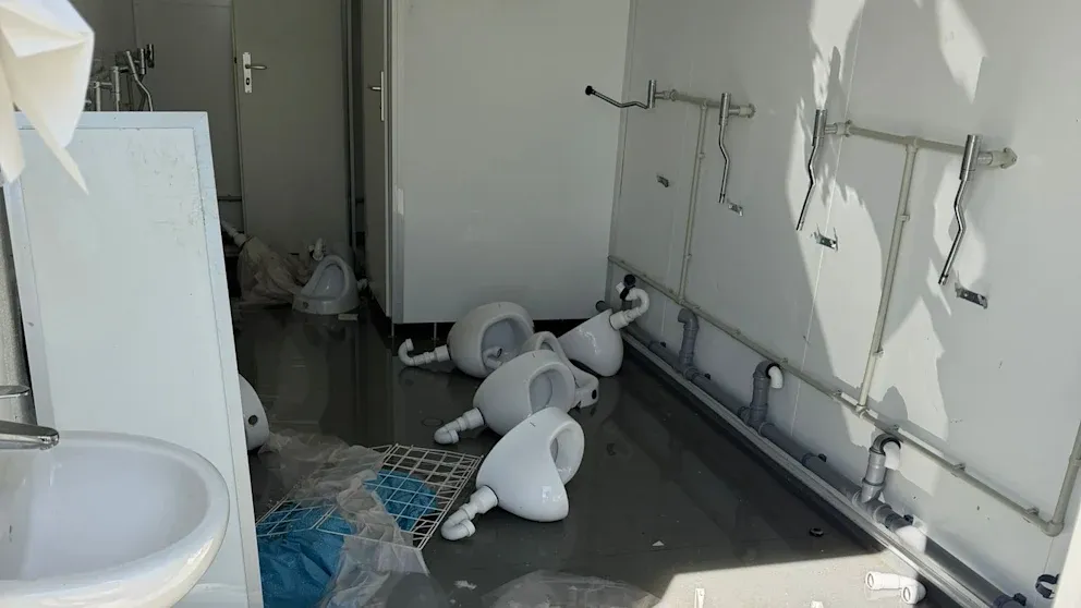 app下载-门兴极端球迷因厌恶红牛，直接把红牛主场的厕所彻底打砸坏